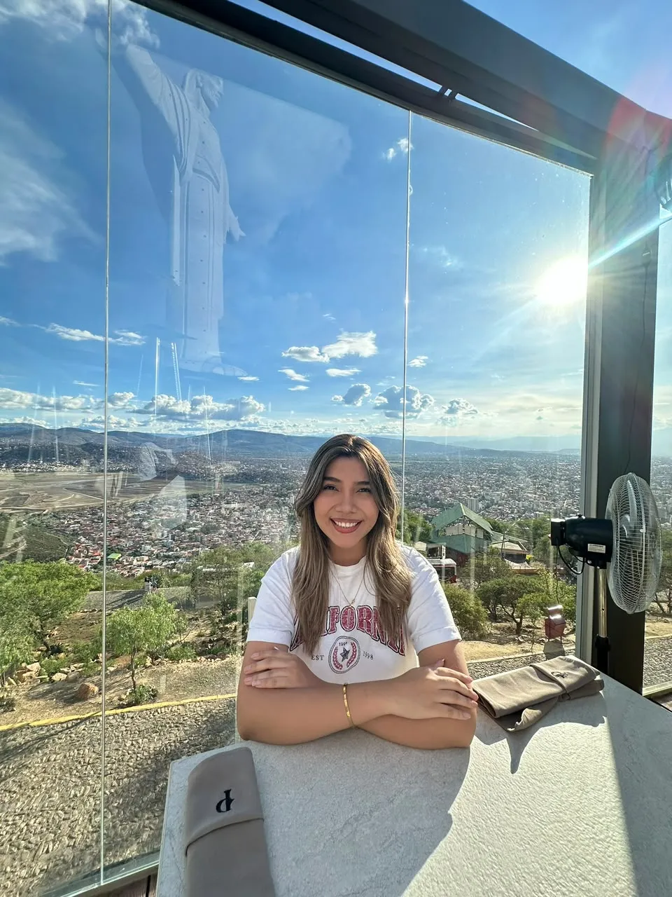 Kristel en Cochabamba, con el Cristo de la Concordia de fondo