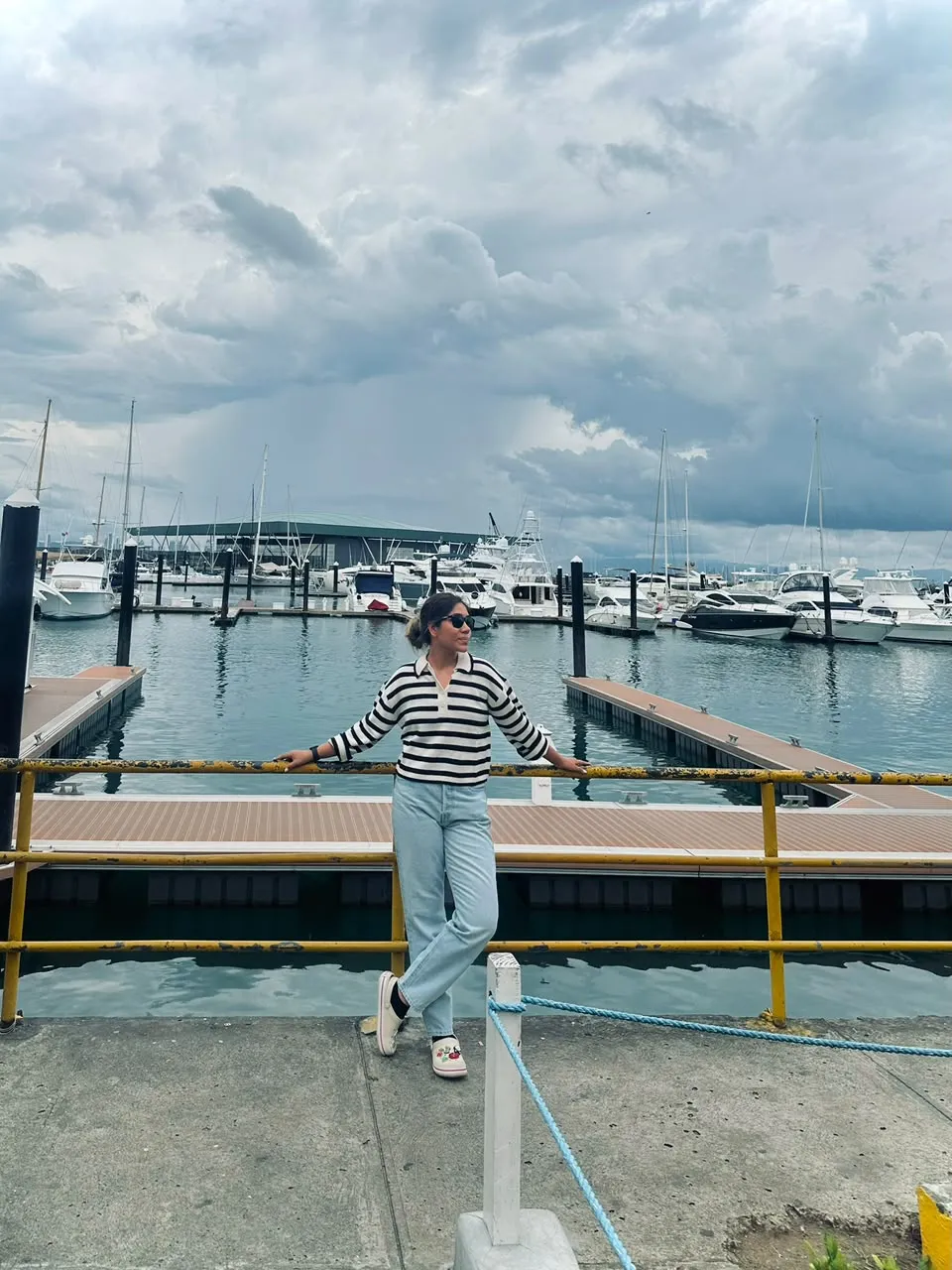 Kristel en la marina de Panamá, frente a los veleros